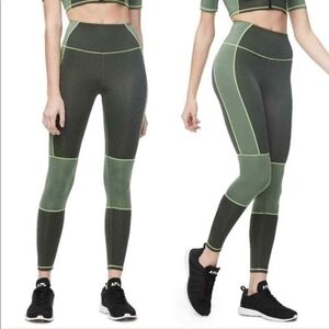 Good American The Dual Life 7/8 Leggings in Heathered Forest